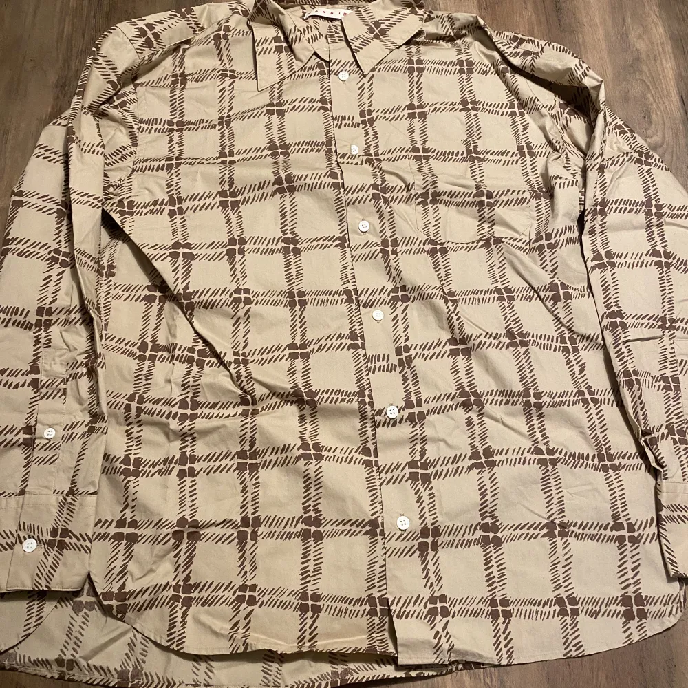 Skjorta från uniqlos collad med marni Ej använd Oversized fit. Skjortor.