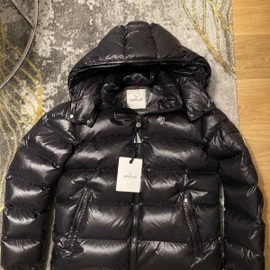 Moncler jacka maya - Säljer en splitter ny moncler maya den va tänkt som julklapp till min pappa men den passade inte lappar sitter kvar storlek 4