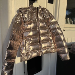 Ny Polo Ralph Lauren jacka - En Polo Ralph Lauren jacka i absolut nyskick som är använd 1 gång. Inköpt på affären Pondus i Smögen för 2 år sedan, till ett pris av 3000. Säljs nu då den är lite för liten. Köparen står för frakten som tillkommer✨