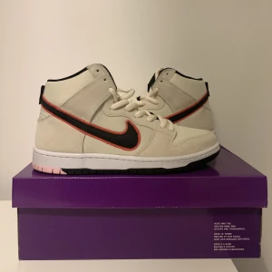 Nike SB Dunk High - Jag säljer nu mina Nike Dunks High, då de inte längre kommer till användning. De är använda bara ett fåtal gånger och är 9/10 i skick. Kvitto och box finns. Nypris 1349kr. Skriv för fler bilder och frågor. 