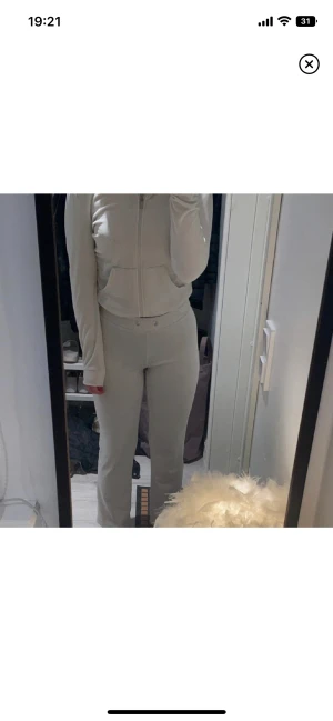 Dressar - Hej! Säljer dessa dressar från Gina tricot. Använt några gånger men inga fel förutom på de vita settet finns en fläck då jag kan tänka mig 300kr för de. Finns ett svart och blått sätt med. Storlek xs i svarta och vita. S i de blåa aldrig använt. 