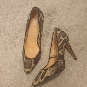 H&M Anaconda pattern heels - Klackar från H&M, i anacondamönster. Storlekb36