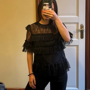 By malina volang blus - Såld 