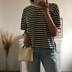 En randig tidlös tröja i mörkblått 💙 - En randig tidlös tröja som passar till det mesta💙 Mörkblå vit randig✨