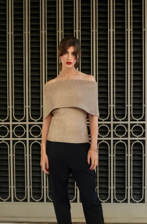 Knitted off shoulder top  - Nyinköpt och aldrig använd 🤍 som ny !! Därav mitt pris 💫 900 kr samt över = gratis frakt 