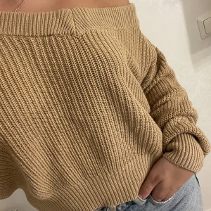 Stickad tröja - Säljer jätte fin stickad offshoulder tröja från Ginatricot i storlek xs🌸