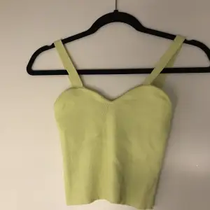 Jätte fint neon gul/grönt linne från Zara. Aldrig använt. Storlek S men kan passa xs väldigt stretchigt material