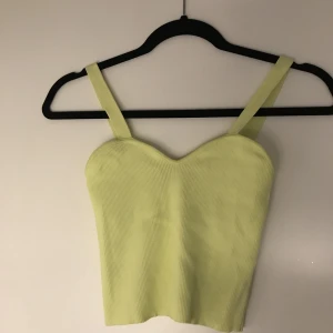 Linne från ZARA - Jätte fint neon gul/grönt linne från Zara. Aldrig använt. Storlek S men kan passa xs väldigt stretchigt material