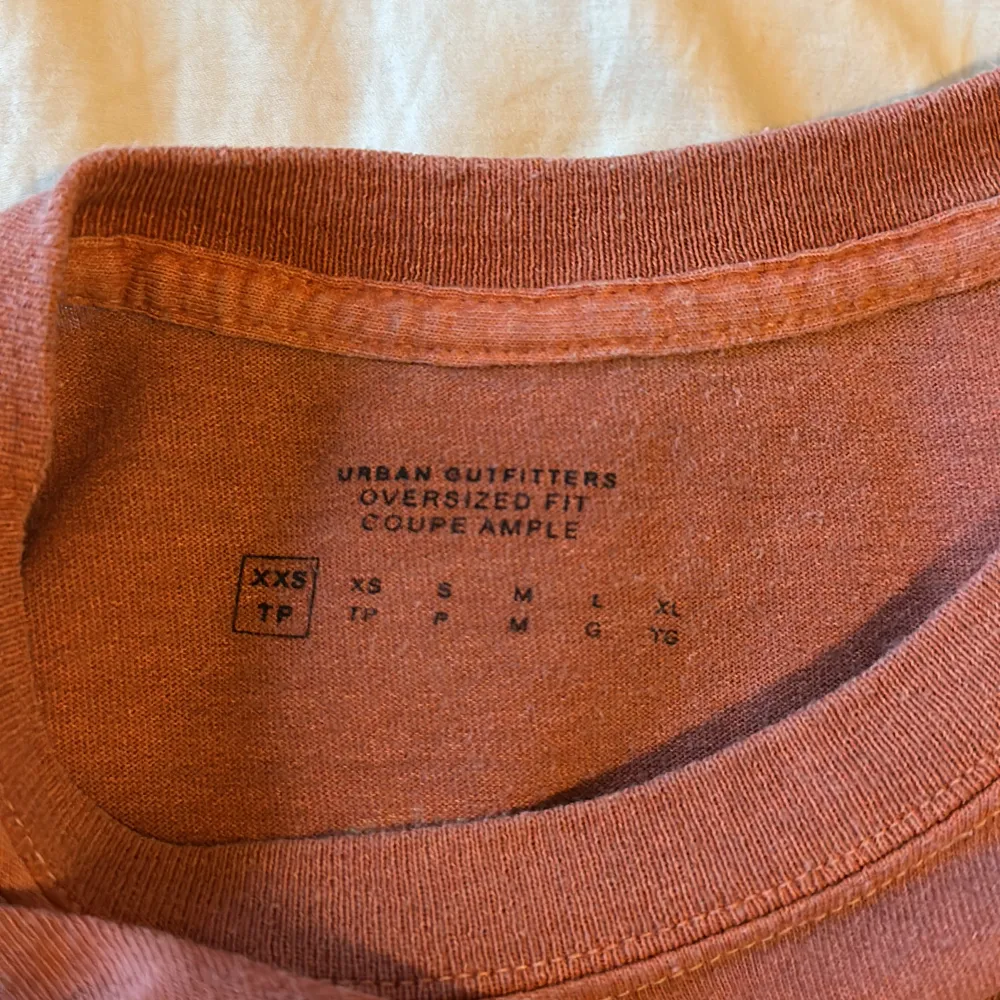 T-shirt från OU  Fint skick, overzised fit så skulle säga att den snarare är i stl S.  Färgen är terrakotta så rödbrun.. T-shirts.