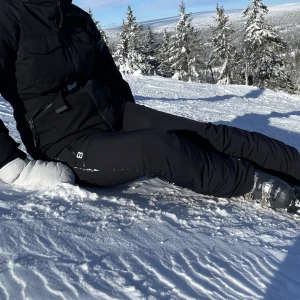 8848 altitude skidbyxa - Säljer mina skidbyxor från 8848 altitude. Dom är i absolut nyskick använda en vecka. Storlek 38. Passar 36 som jag är eller upp till 40 om man vill ha dom tightare. Mkt stretchiga! Sjukt snygga men ska köpa vita ❤️Nypris 2000:- så passa på🙌