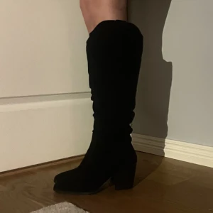 Stövlar  - Svarta skirsnygga stövlar men tyvärr för små för mig. 