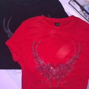 Toppar - Röd och svart Rhinestone toppar!  En för 100 eller båda för 170!  Båda är magtröjor