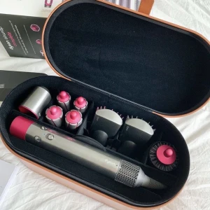 Dyson airwrap - Intressekoll på min dyson airwrap med long barrels.  Jätte fint skick och dom flesta attachments är helt oanvända.  Skriv för frågor eller bud💞