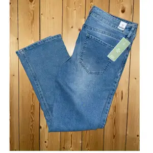 Jeans ”Sally” från Kappahl i storlek 42. Aldrig använda och prislappen (299kr) är kvar. Köparen står för fraktkostnaden.