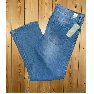 Jeans Kappahl - Jeans ”Sally” från Kappahl i storlek 42. Aldrig använda och prislappen (299kr) är kvar. Köparen står för fraktkostnaden.