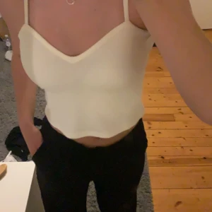 Vit söt topp - Säljer den här söta toppen från Zara, använd men ser ut som ny💕