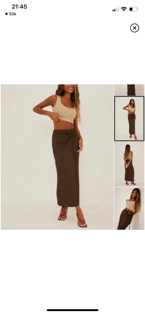 Kjol från NA-KD - Kjol från NAKD, slutsåld på hemsidan och köpt för 499kr. Bra skick. Köparen står för frakten och varan finns kvar så länge annonsen finns kvar. TRYCK EJ PÅ KÖP NU, DM istället