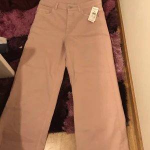 Jeans - Oanvända byxor  Ordinarie pris: 399 