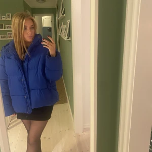 Blå dunjacka - Dunjacka i storlek: S Använd fåtal gånger  Köparen står för frakten💞