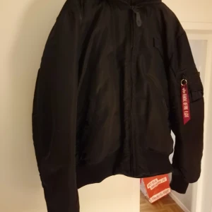 Säljer nu min alpha industri jack  - Jag säljer nu min alpha industri jack 3xl, då jag knappt använder den. Ny så kostar den 1350 och jag säljer den för 900