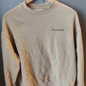 En Oversized tröja från Collusion i storlek M. Skick bra.