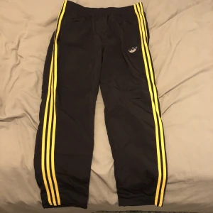 Adidas byxor - Sjukt nice fit, knappt använda alls. Storlek M. Kan mötas upp eller frakta 🙌