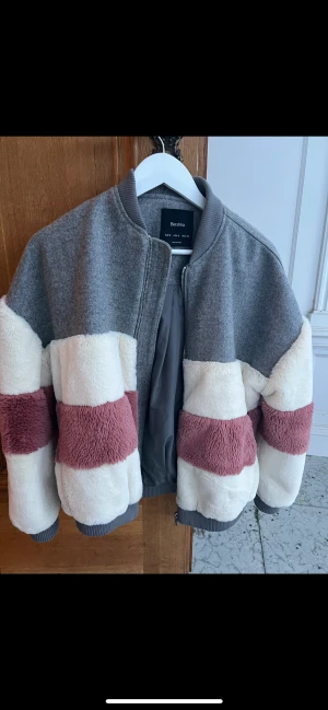Bershka bomber jacka - Snygg jacka från bershka, knappt använd med fakepäls 