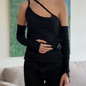 Onyx top🦅 - Onyx top🦅 Ett set men toppen och sleeves . Sydd av mig från secondhand-kläder. Checka gärna min instagram och tiktok @restroyfashion ❤️