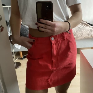 Jeanskjol - Snygg röd jeanskjol från monki❤️har klippt den för att passa mig som är 1.68, sitter lågmidjat på mig som vanligtvis har 34 i byxor. Väldigt bra skick!