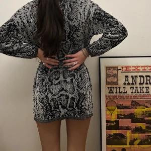 🪩Glittrig mönstrad svart klänning🪩 - Ass najs svart glitter klänning som är bekväm🖤🪩bra att ha nu på nyår eller andra fester 