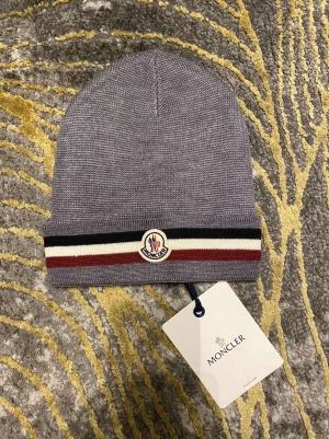 Grå Moncler mössa - skriv säljer splitter nya moncler mössor i färgen grå har många så det är bara att skriva, storlek onesize
