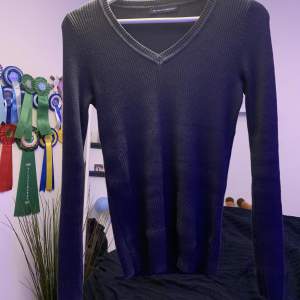 skitsnygg mörkblå stickad tröja från brandy melville, köptes i london för ca 2 månader sedan och har bara använts en gång. köparen står för frakten, (hör av mig om rätta fraktpriset!!) 200 kr + frakt