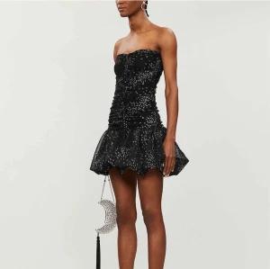 TRENDIG MAJE KLÄNNING!❤️‍🔥❤️‍🔥 - Perfekt nu till nyår!🥂🧡Säljer nu min maje klänning! Köpt här på plick för ungefär ett år sen helt ny med prislapp på(den är nu av) använd en gång! Nypris är ungefär svenska 2600kr🧡💕storlek 40 men den är stretchig och passar S/M, 36/38 lika bra!BYTER INTE!