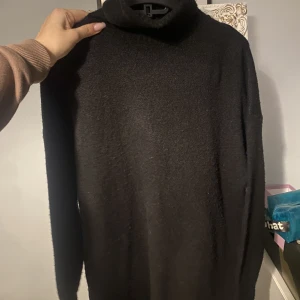 Stickad tröja  - Stickad tröja från Nelly köpt för två månader sen men har ej kommit till användning. Köpt för 399kr