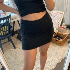 Svart kjol - Svart minikjol i bomull. Passar S möjligtvis M. Tight passform. 