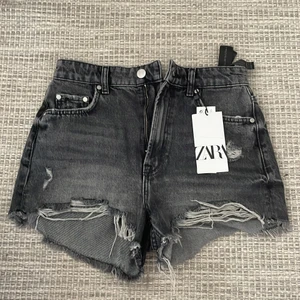 Shorts stl 34 från zara - Helt oanvända shorts från zara stl 34. Köpt för 359 sek säljer för 200 sek