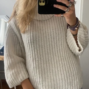 Polo - Croppad polo med lite kortare ärmar. Går att få paketpris vid köp av fler plagg, frakt ingår inte 