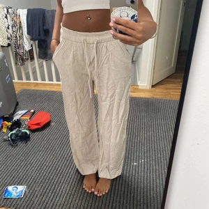 Linnebyxor från Hm - Jag säljer ett par superfina linnebyxor ifrån Hm, de är i storlek xs/s. De är använda men fortfarnde i ett bra skick🌸💓🤌🏼