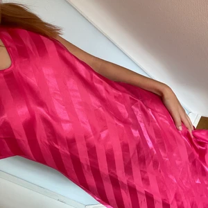 Rosa silkesklänning 💕💕 - Passar perfekt till boots och en kavaj 🥰🥰