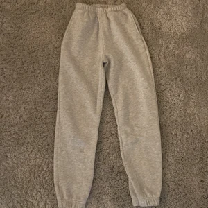 grå gina tricot sweatpants  - fint skick, säljs då ja inte andvänder de längre. 