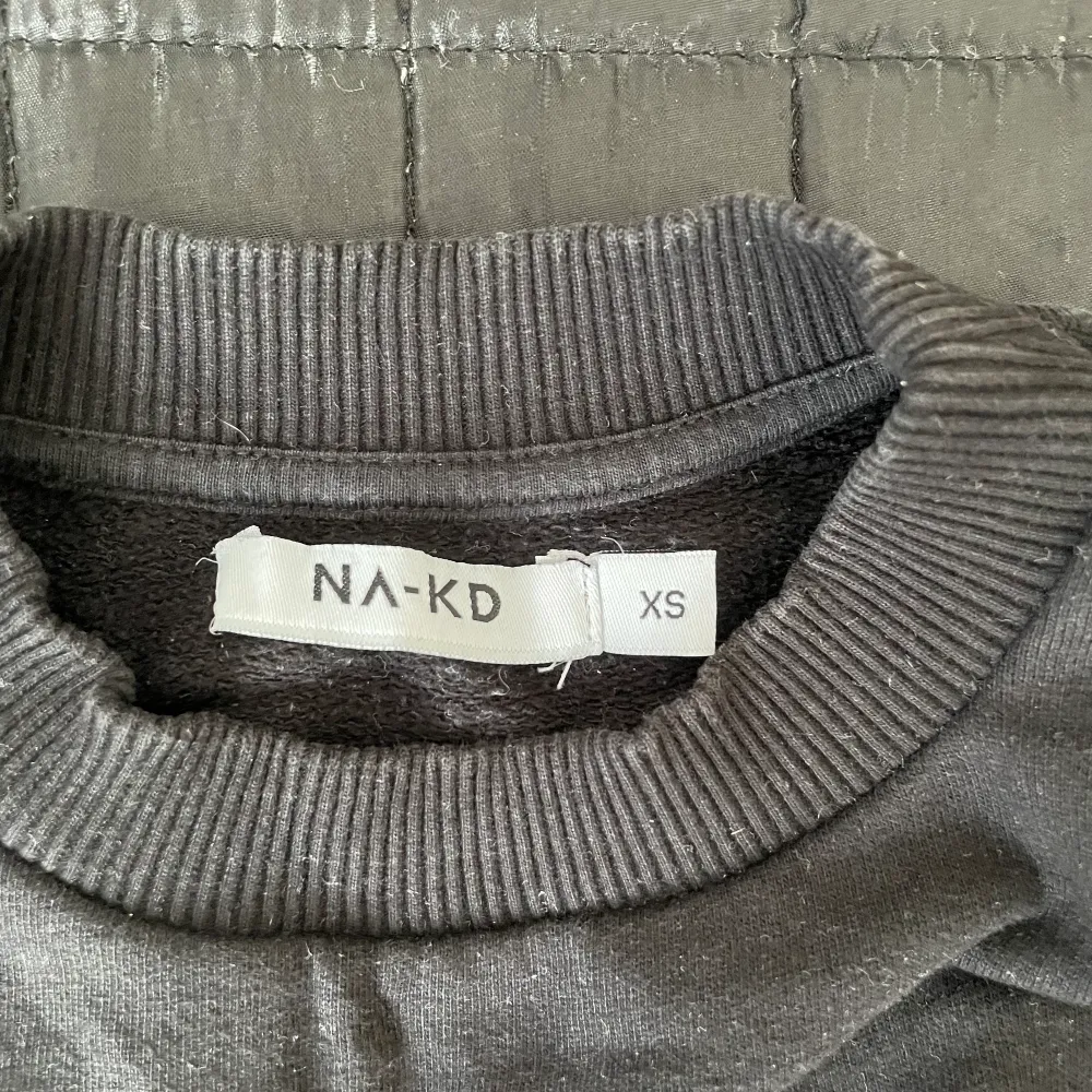 Säljer den här fina tröjan från Nakd. Med tryck på bägge ärmar. Storlek XS 💘 Säljer för 70kr+frakt! . Tröjor & Koftor.