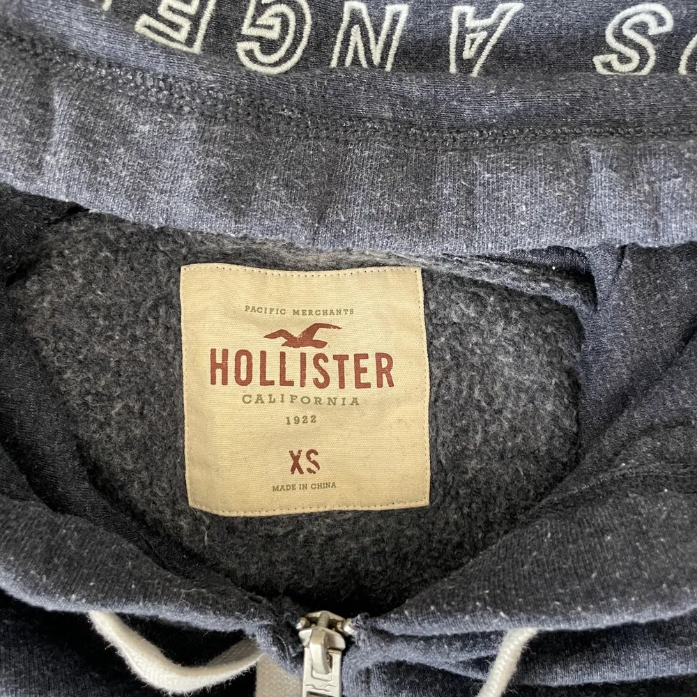 Säljer den här koftan från Hollister på grund av att jag inte använder den! Det är storlek XS 🌼 Överlag en fin kofta! Säljer för 75kr+frakt ✈️. Tröjor & Koftor.