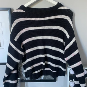 Randig stickad tröja - En randig fin stickad tröja som inte kommit till användning nu på senaste tiden. Går att styla på många olika sett och är trendig med det randiga mönstret! Lite miss färgad men inget som syns så mycket där av priset! Men går absolut att använda❤️