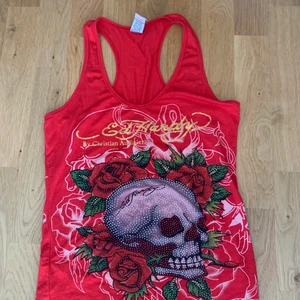 Ed Hardy linne -  y2k linne med ett skitcoolt tryck. Vet inte exakt vilken storlek det är men jag skulle säga medium. Jag har small och linnet sitter lite löst på mig. Den passar nog olika storlekar eftersom materialet är ganska strechigt och bekvämt. Pris kan diskuteras 
