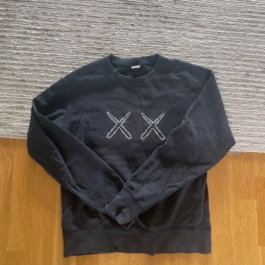 Uniqlo x kaws sweatshirt  - 90