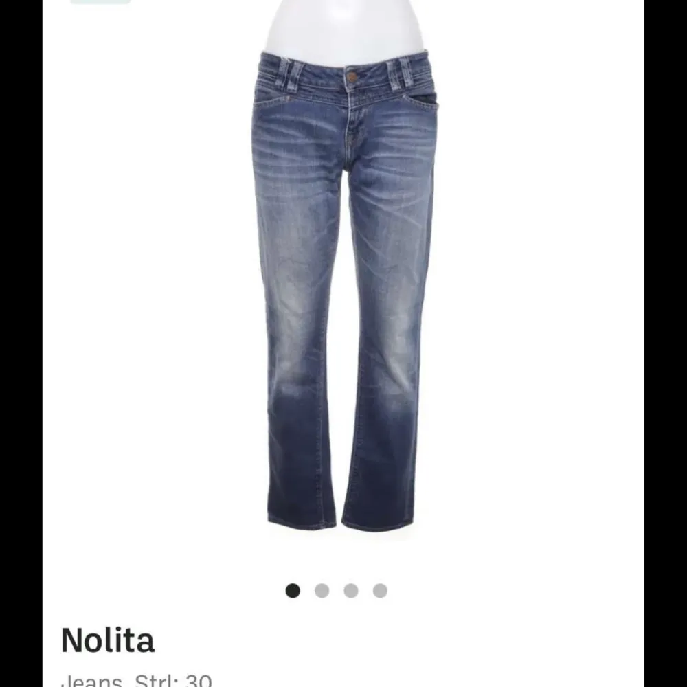 Jag säljer nu dessa lågmidjade jeans som är helt oanvända då dem var lite för stora i midjan. Köpta på sellpy men ursprungligen från Nolita.  Midjemått: 84 cm Köparen står för frakt! 💕💕. Jeans & Byxor.