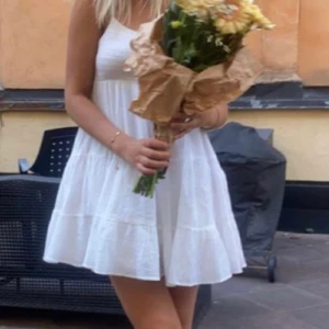 Zara klänning  - Säljer denna jättefina klänningen från zara, endast använd 2 gånger. Nypris 399kr🥰 (lånade bilder) 