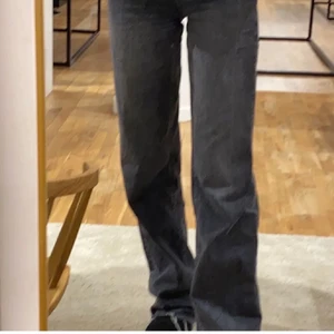 Zara jeans  - Säljer dessa zara Jensen som jag köpte på plick för att dom var förstora. De är i ”full leght” om ni är intresserade hör av er