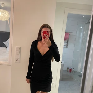 Klänning ivy revel  - Storlek s men passar nog mer en M. Knappt använd. Ganska urringad. Jag är 170 lång 