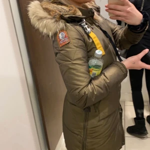 Jacka - Säljer min parajumper pågrund av den inte används, storlek S. 